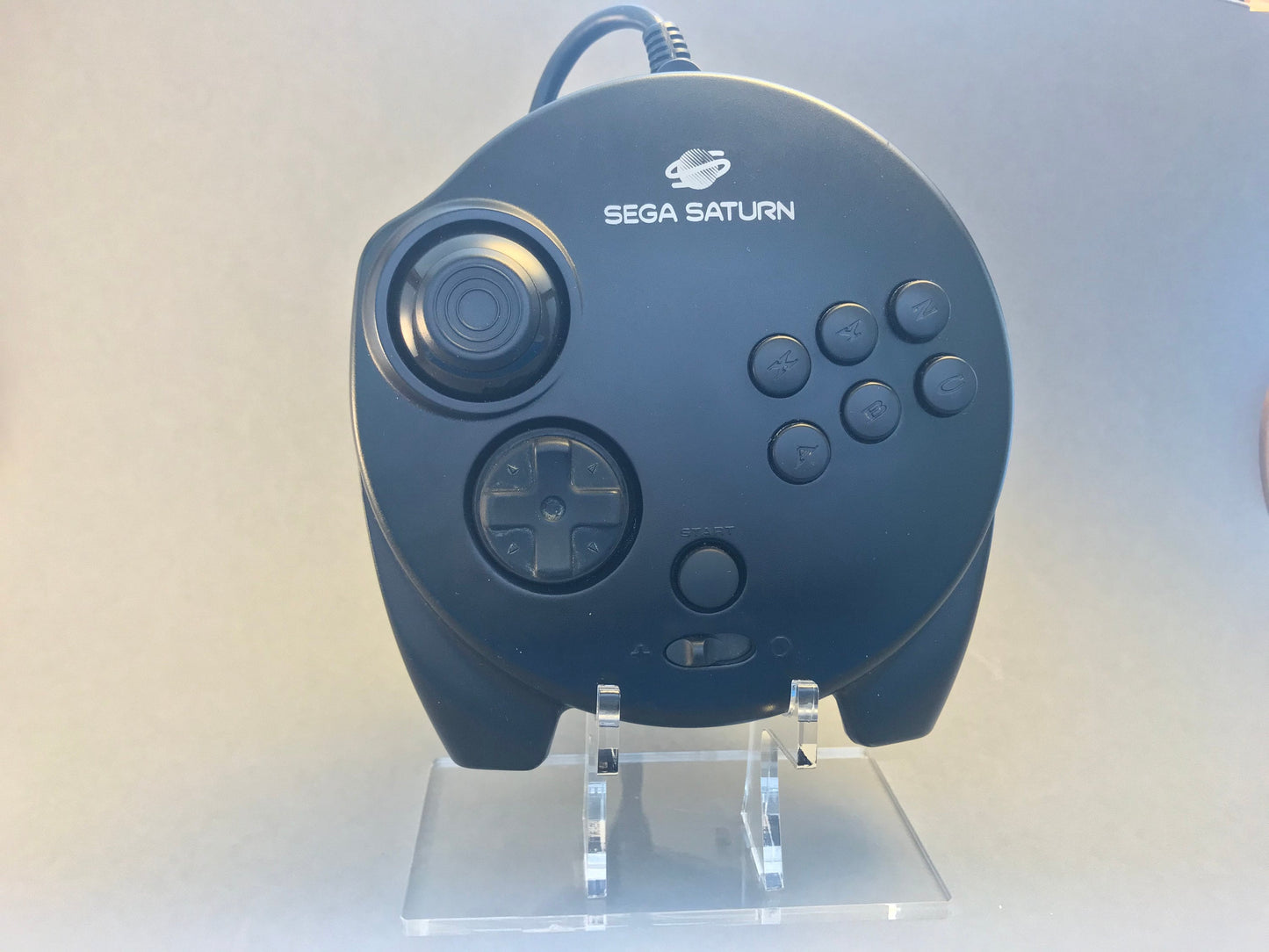 Acryl Aufsteller, Displayständer für Sega Saturn 3D Controller MK-80314