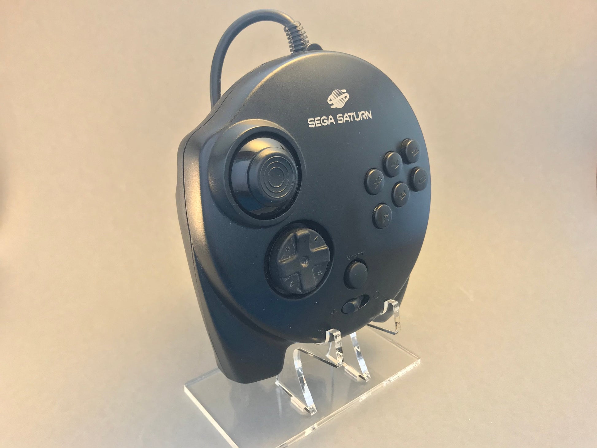 Acryl Aufsteller, Displayständer für Sega Saturn 3D Controller MK-80314