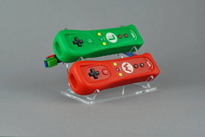 Acryl Duo Aufsteller, Displayständer für Nintendo Wii WiiU Remote WiiMote Controller mit Silikon Schutzhülle