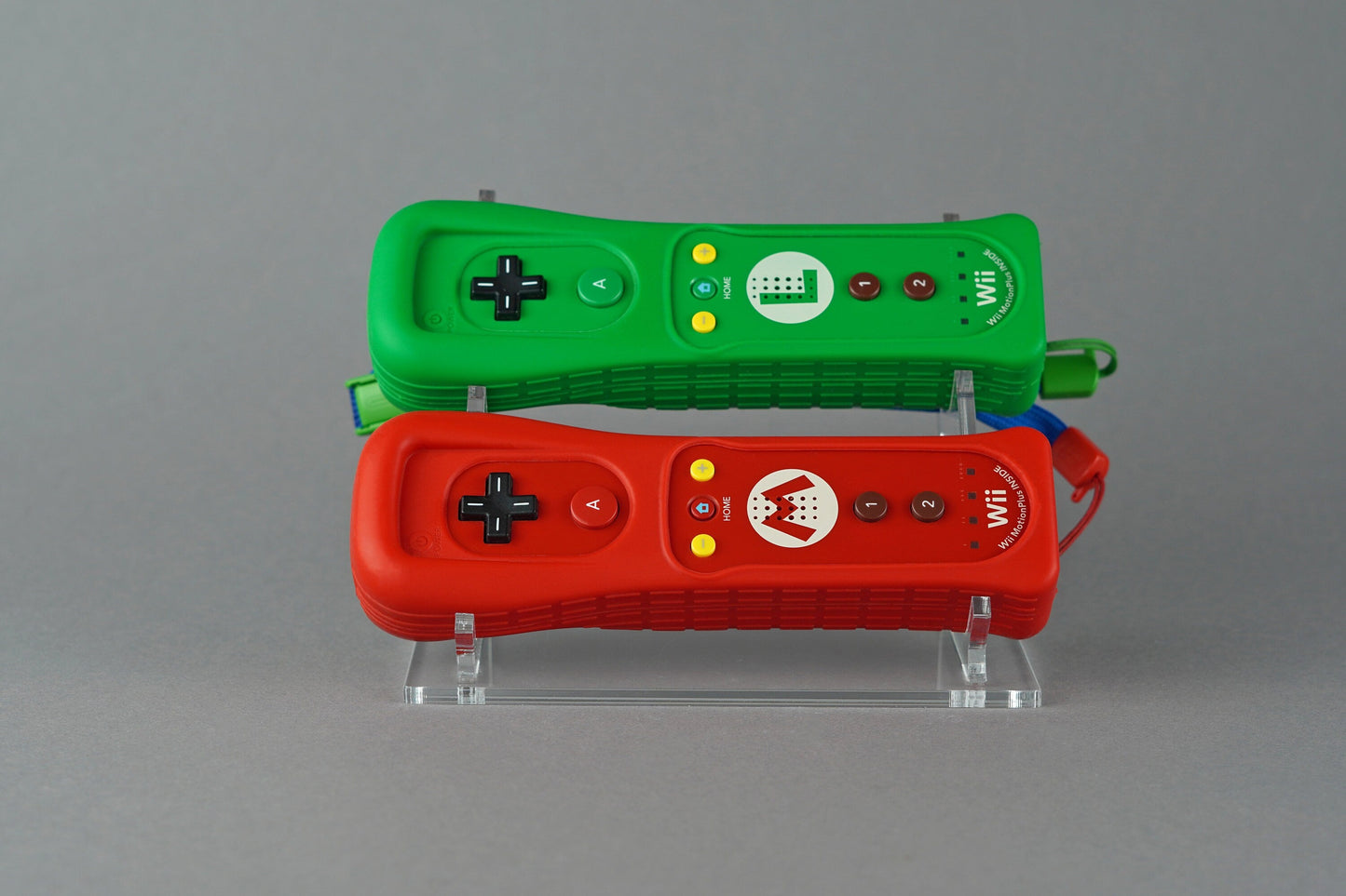 Acryl Duo Aufsteller, Displayständer für Nintendo Wii WiiU Remote WiiMote Controller mit Silikon Schutzhülle